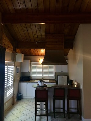 Habitación individual de luna de miel | Cocina privada | Frigobar, microondas y congelador 