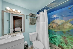 Chambre simple Standard, 1 très grand lit, vue partielle sur la mer | Salle de bain | Séchoir à cheveux, serviettes fournies