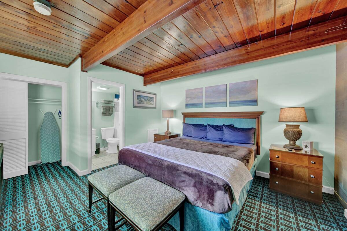 Standard Single Room, 1 King Bed, Partial Sea View | Laptop workspace, blackout drapes, iron/ironing board, WiFi (free)