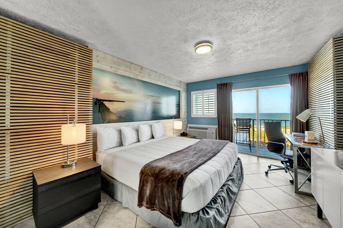 Standard Single Room, 1 King Bed, Ocean View | Laptop workspace, blackout drapes, iron/ironing board, WiFi (free)