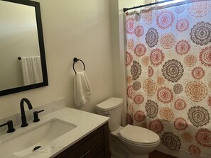 Baignoire, sèche-cheveux, serviettes fournies, savon