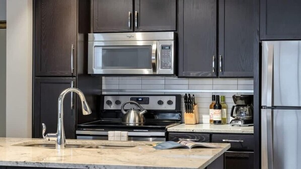 Køleskab, mikrobølgeovn, ovn, kogeplade