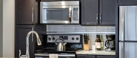 Kühlschrank, Mikrowelle, Ofen, Herdplatte