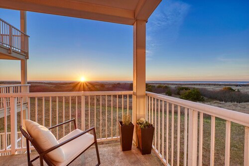 AMAZING VIEWS, In Town, Fast Wifi, Modern, Elevator (Waves) Reviews, Deals  & Photos 2023 - Expedia
