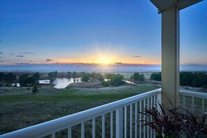 Property grounds - AMAZING VIEWS, In Town, Fast Wifi, Modern, Elevator (Waves) (Long Beach)