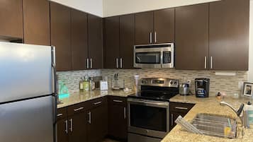 Refrigerador, microondas, horno y parrilla de estufa