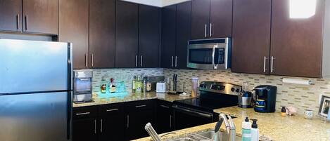 Een koelkast, een microgolfoven, een oven, een kookplaat