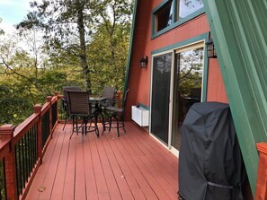 Outdoor dining - “Rivers Bend: Stunning Views & Vibrant Fall Colors Await You” (Amity)