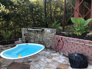Outdoor spa tub - “Rivers Bend: Stunning Views & Vibrant Fall Colors Await You” (Amity)