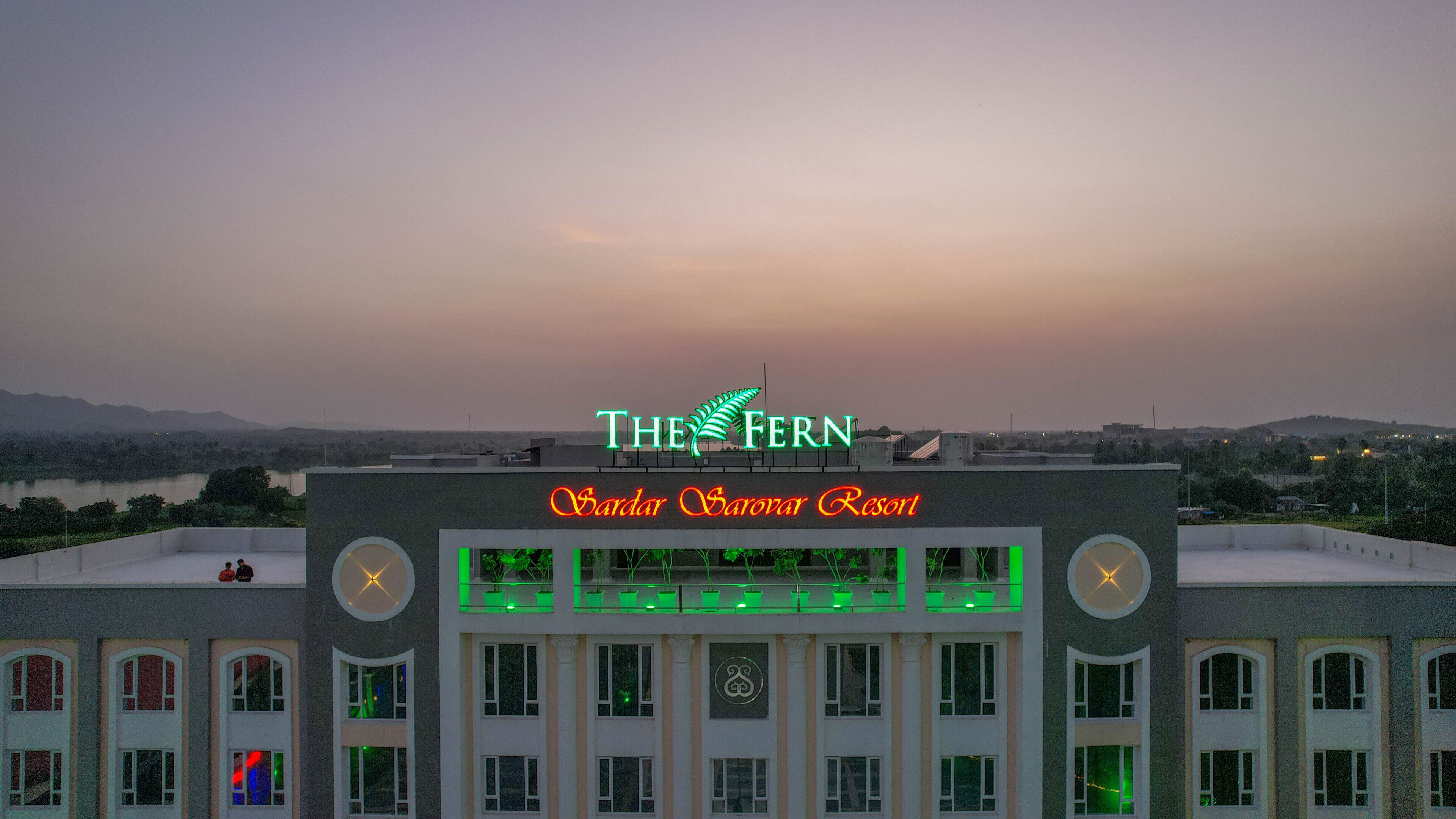 Een hotel genaamd "The Fern" met een bord waarop "Bardar Sarovar Resort" staat.