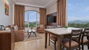 Classic Suite, 1 King Bed, City View | Living room