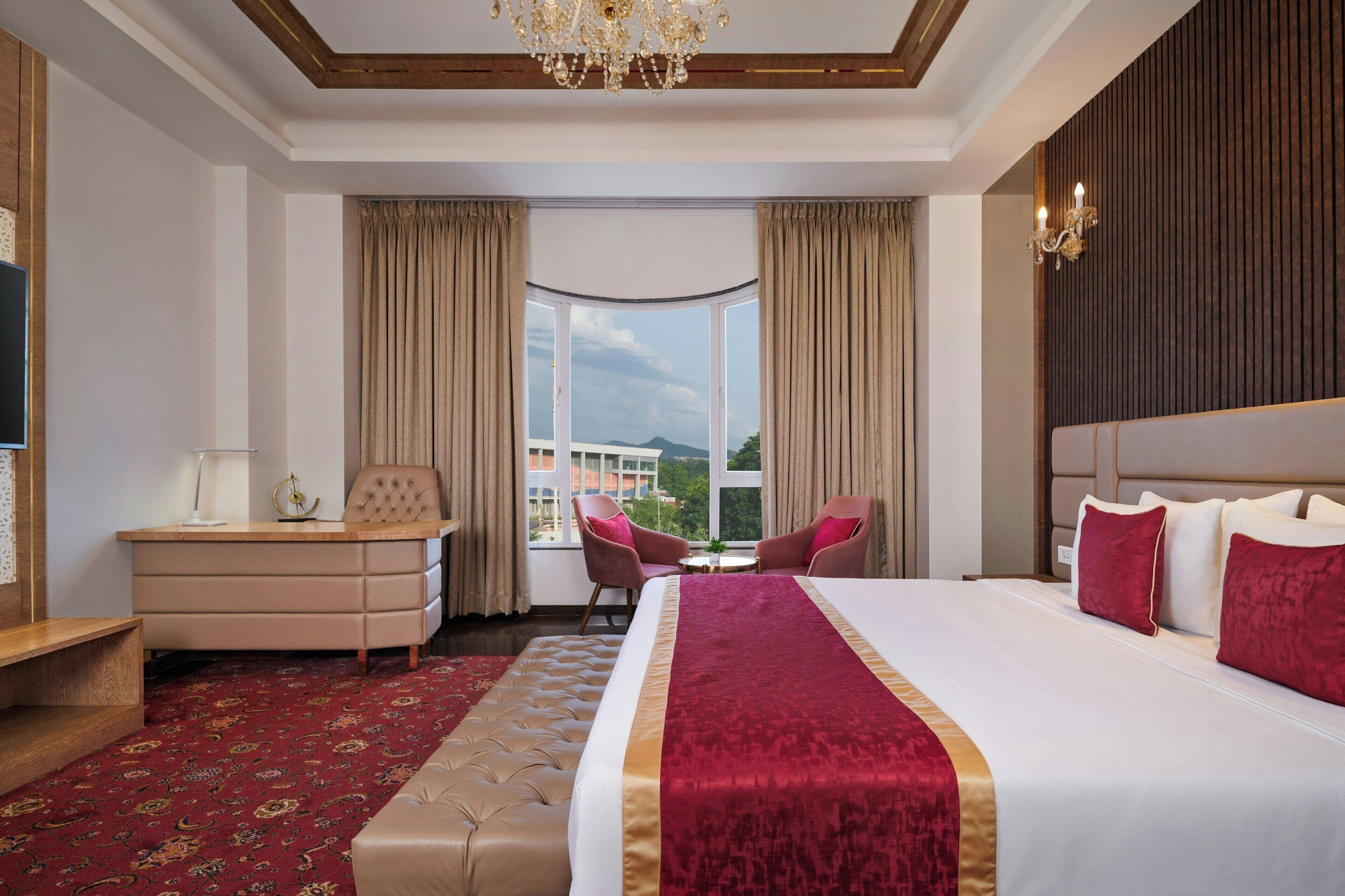 Presidential-suite - 1 kingsize-seng - byudsigt | Minibar, pengeskab på værelset, skrivebord, strygejern/strygebræt