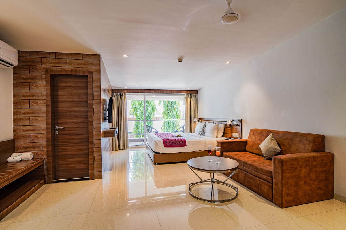 Winter Green Premium Room, 1 King Bed | 1 bedroom, minibar, in-room safe, desk