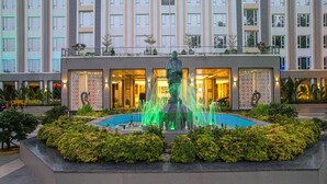 A hotel with a central fountain, a pool, and a well-maintained garden. - The Fern Sardar Sarovar Resort, Series by Marriott (Garudeshwar)