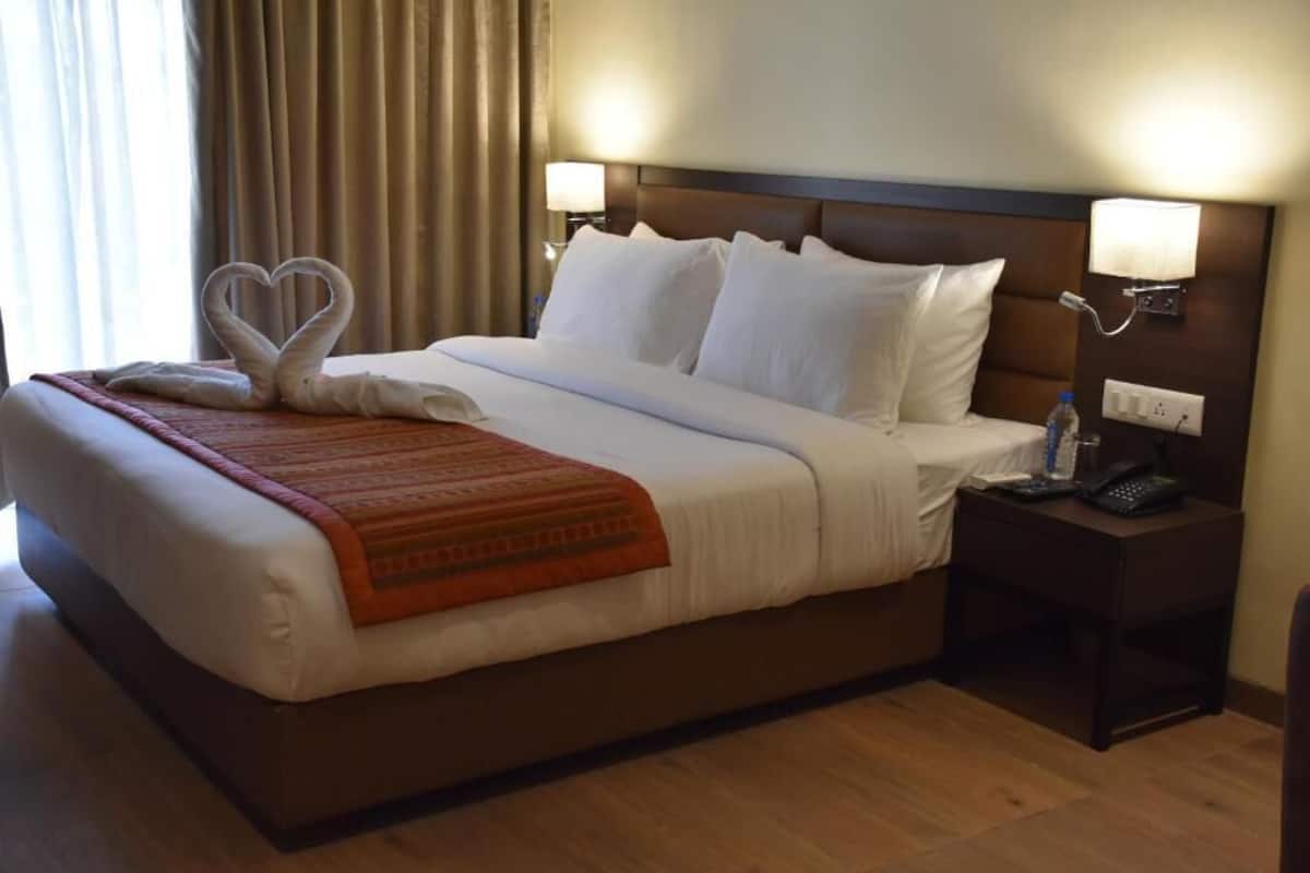 Hazel Suite, 1 King Bed | 1 bedroom, minibar, in-room safe, desk