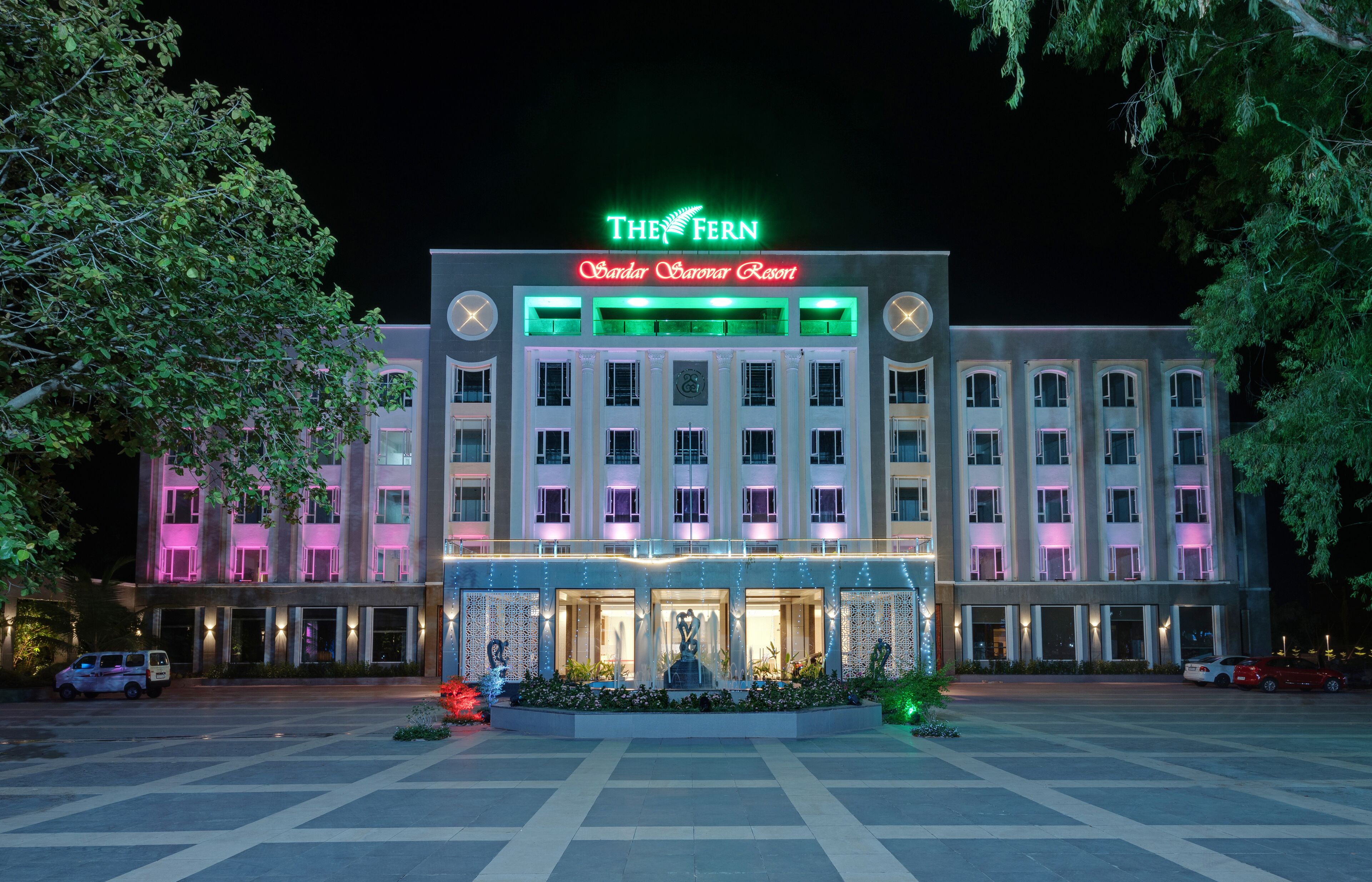 Un hotel con un letrero llamativo que dice "The Fern" y "Sanda Sarovar Resort".