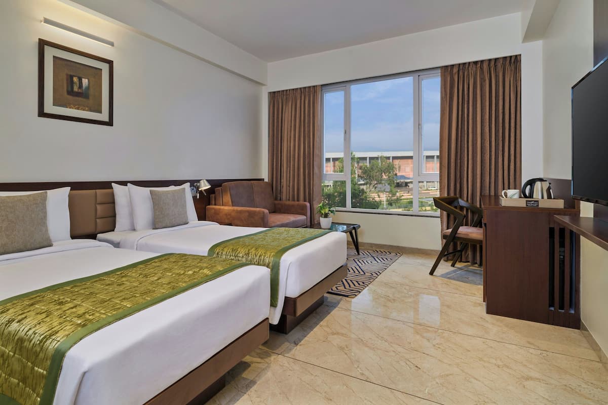 Habitación, 2 camas individuales, balcón, vistas a la ciudad | 1 dormitorio, minibar, caja fuerte y escritorio