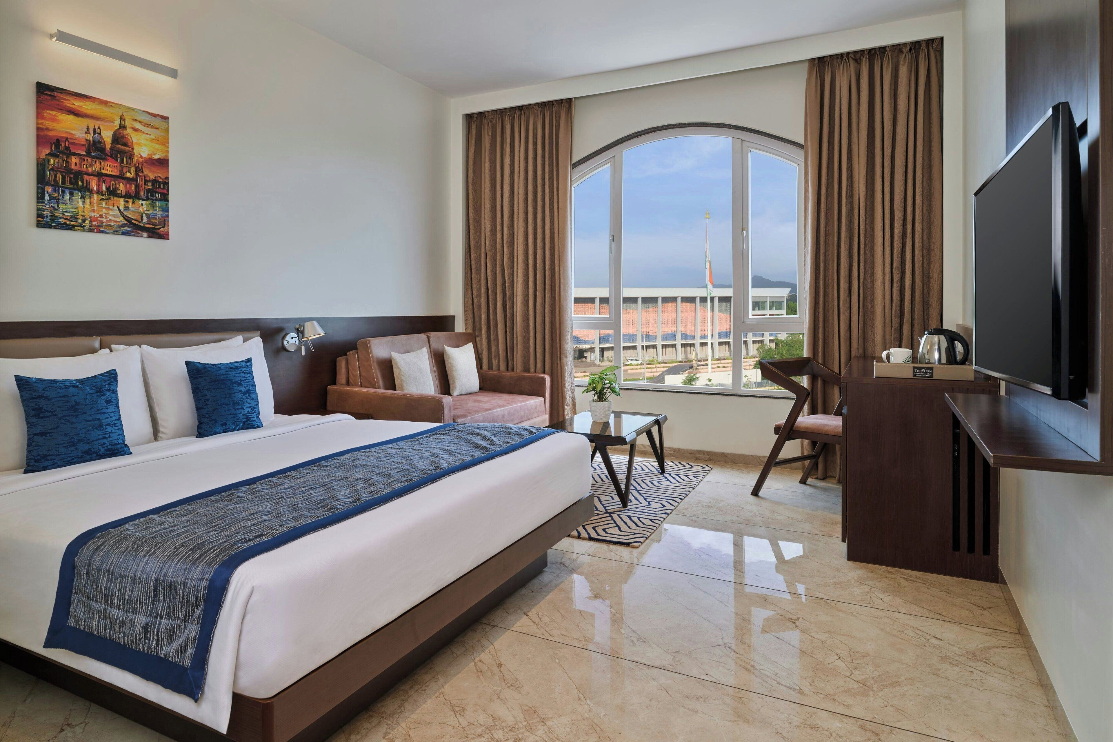 Room, 1 King Bed, City View | Minibar, in-room safe, desk, iron/ironing board