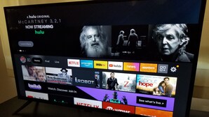 Un televisor mostrando la interfaz de un servicio de streaming con diversas categorías de contenido y una notificación para una serie original de Hulu.
