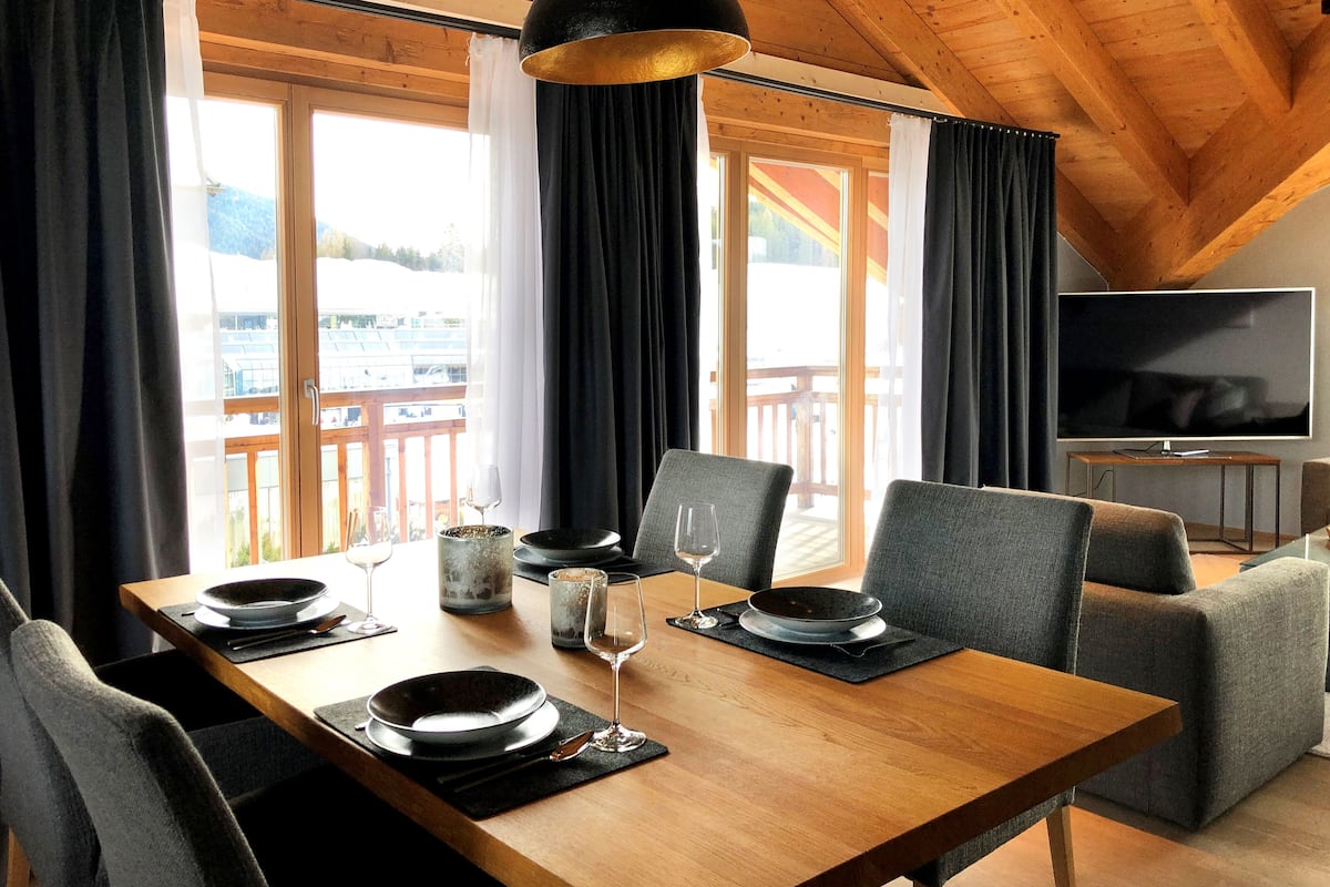 Chalet luxueux, 2 chambres | Aire de séjour | Téléviseur à écran plat de 17 po avec télévision par satellite