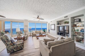 TV, DVD player, livros, aparelho de som