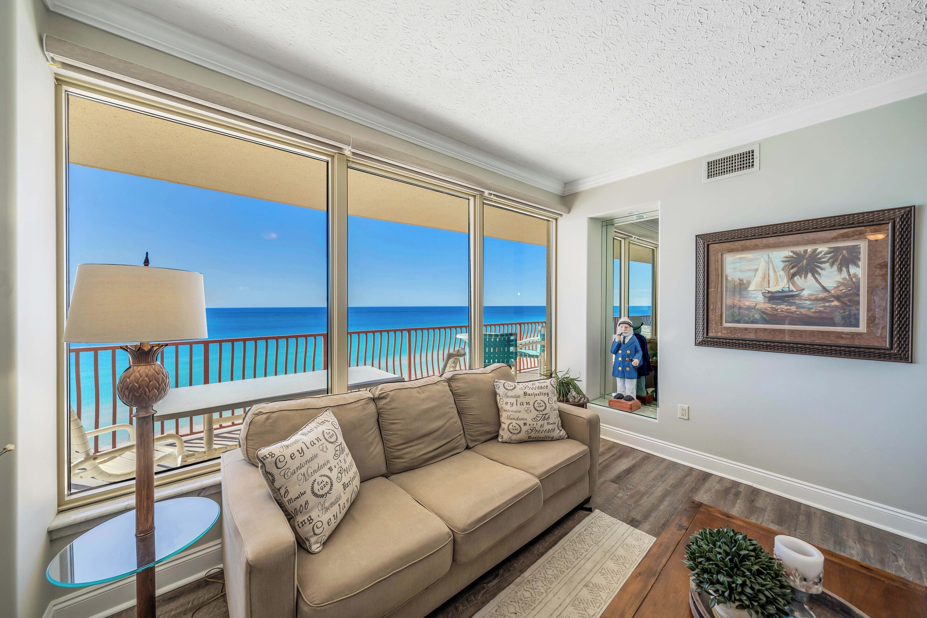 Televisio, DVD-soitin, kirjoja, stereot