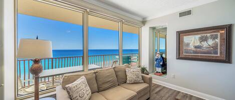 Fernseher, DVD-Player, Bücher, Stereoanlage