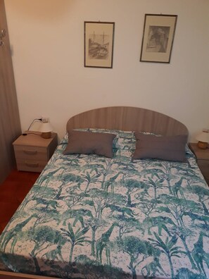 2 makuuhuonetta, silitysrauta/-lauta, Wi-Fi, vuodevaatteet
