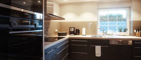 冷蔵庫、電子レンジ、オーブン、コンロ