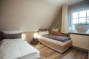 4 bedrooms, in-room safe, iron/ironing board, travel cot - Schicke Bude (Soltau)