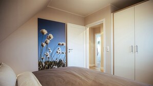 4 soverom, safe på rommet, strykejern/-brett og reiseseng for barn