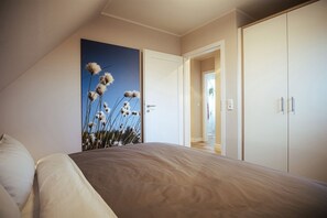 4 chambres, coffres-forts dans les chambres, fer et planche à repasser