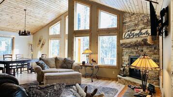 Televisio, takka, pöytäjalkapallopöytä, tulostin