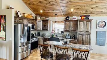 Jääkaappi, mikroaaltouuni, uuni, liesi