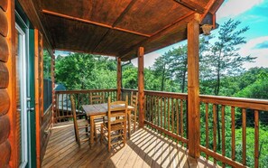 Outdoor dining - Pet Friendly, Hot Tub & Pool Table! - Boo Boo's Den (Sevierville)