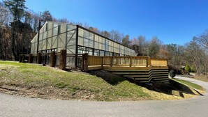 Ein modernes Gebäude mit Glasfassade und einer Holterrasse.