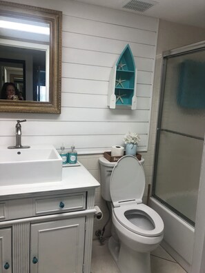 Ensemble baignoire-douche, serviettes fournies, savon