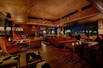 Breakfast and lunch served at HOLLYWOOD VOLUME, a Tribute Portfolio Hotel