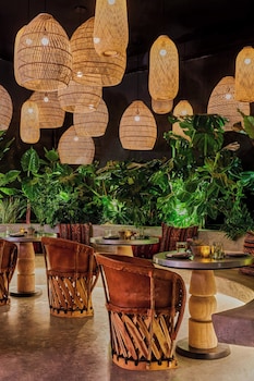 Breakfast and lunch served at HOLLYWOOD VOLUME, a Tribute Portfolio Hotel