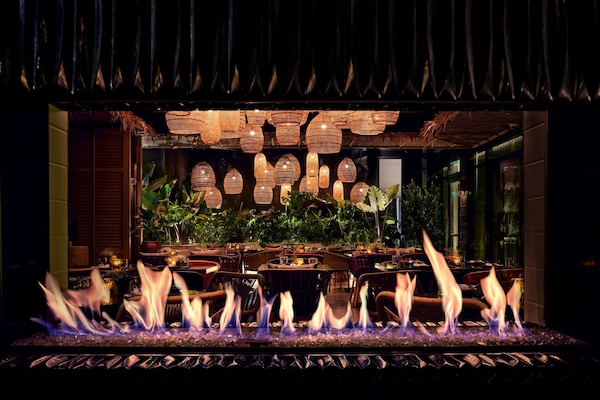 Breakfast and lunch served