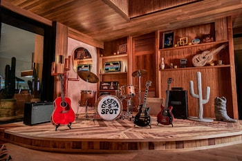 Breakfast and lunch served at HOLLYWOOD VOLUME, a Tribute Portfolio Hotel