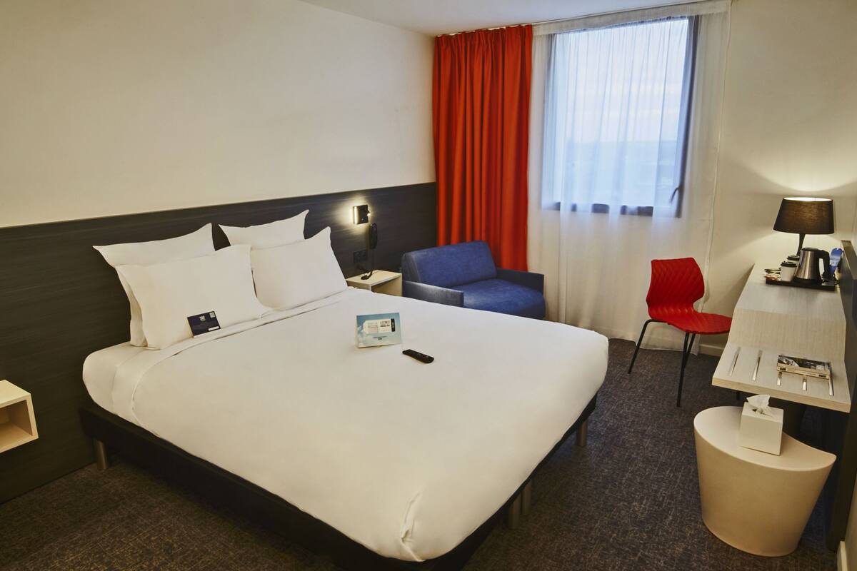 superior room, 1 double bed | premium bedding, individually furnished, desk, laptop workspace