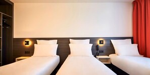 Standaard kamer, 3 eenpersoonsbedden | Luxe beddengoed, individueel gemeubileerd, een bureau