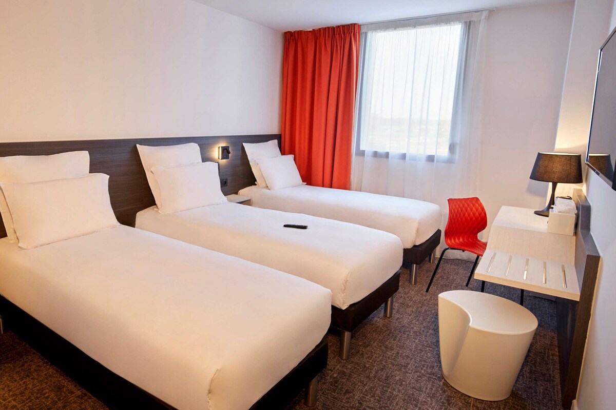 Kamar Standar, 3 Tempat Tidur Twin | Seprai premium, meja kerja, dan ruang kerja ramah laptop