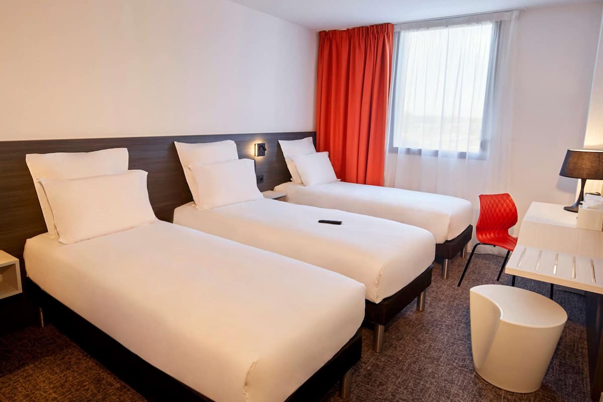 standard room, 3 single beds | premium bedding, individually furnished, desk, laptop workspace