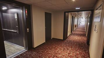 Ropa de cama de alta calidad, muebles diferentes y escritorio