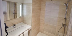 Dusche, umweltfreundliche Kosmetikartikel, Haartrockner, Seife