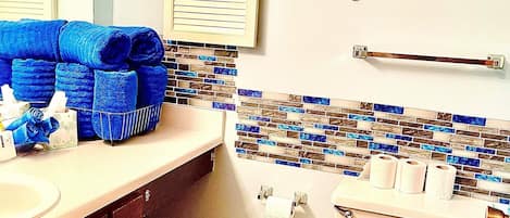 Ensemble douche/baignoire, baignoire Ă jets, sĂšche-cheveux, bidet