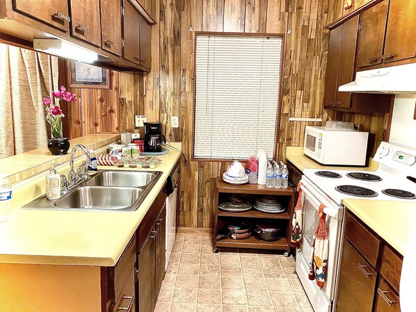 Fridge, microwave, oven, stovetop - [Traveler 🧰Convenient /Awesome Loc/Gated & Private/Clean @S-ATL✈️ (Morrow)