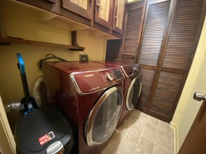 Interior - [Traveler 🧰Convenient /Awesome Loc/Gated & Private/Clean @S-ATL✈️ (Morrow)